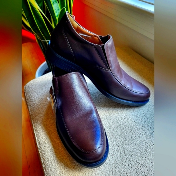 DENVER HAYES Leather Loafers: Size 9 NEW - Picture 1 of 10